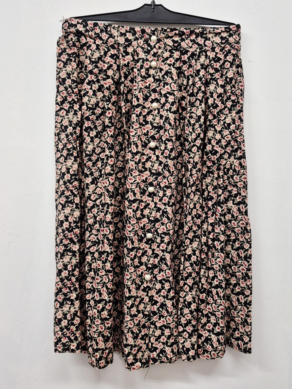 Y2K-style Small black floral midi skirt White Pearl button-front